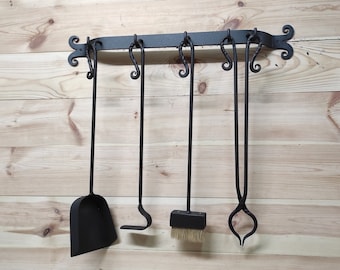 Handgeschmiedetes Kaminbesteck: 4-teiliges Kaminbesteck mit Wandhalter