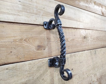 Manija de puerta de granero forjada a mano: metal retorcido, decoración rústica medieval
