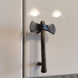 Pomo de puerta de hacha hecho a mano: tirador de metal para armario y mesita de noche