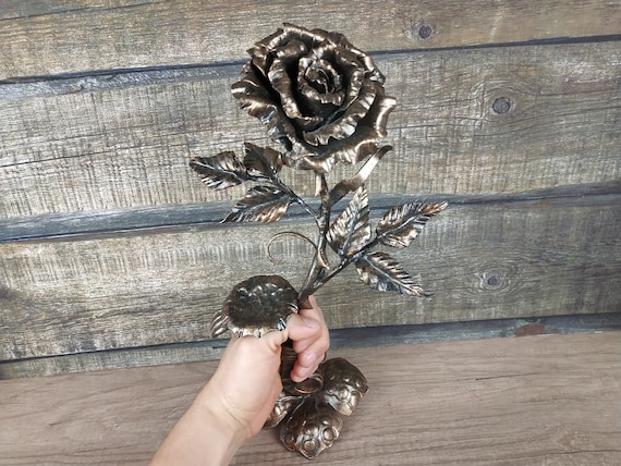 手作りの鍛鉄製ローズキャンドルスタンド：金属製の花の彫刻 - Etsy 日本