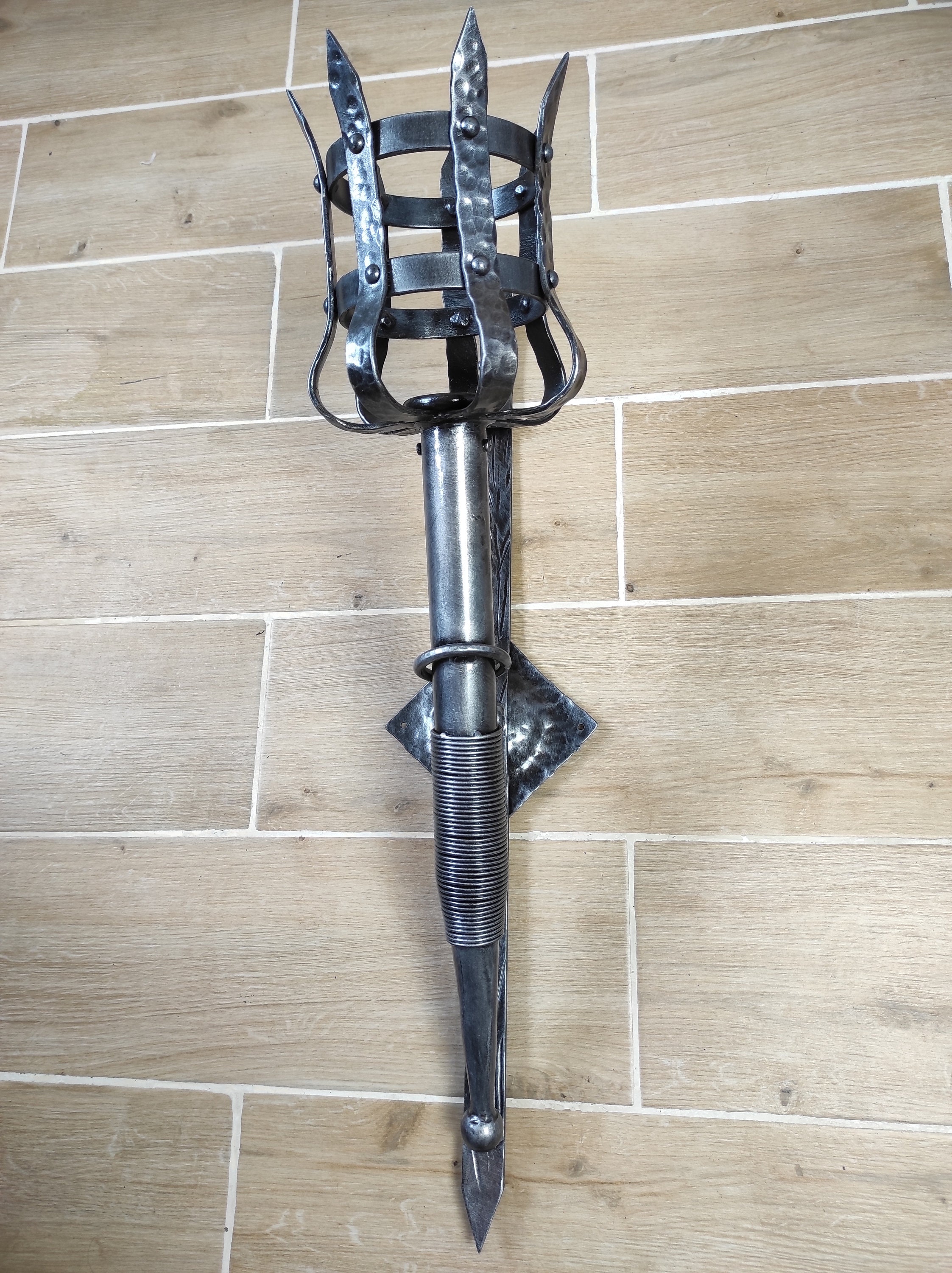 Appliques murales torchères en fer forgé médiévales de grande taille et de qualité - Antiquités