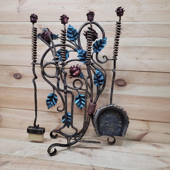 Schmiedeeiserne Kamin-Werkzeug-Set mit geschmiedeten Rosen - handgefertigte romantische Herddekoration