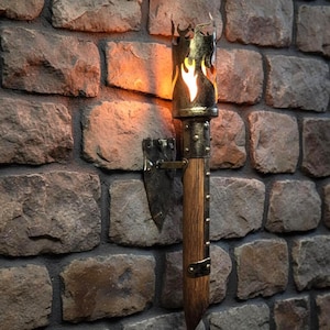 Aplique de pared medieval con antorcha: farol rústico de hierro y madera