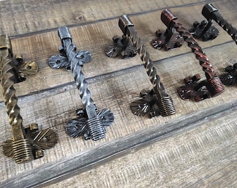Manija de puerta de metal forjado a mano: herrajes rústicos de hierro retorcido