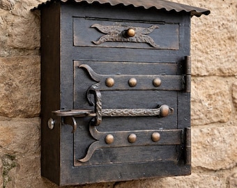 Caixa de correio rústica em ferro forjado com telhado – feita à mão