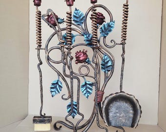 Ensemble d'outils pour cheminée en fer forgé avec roses forgées - Décoration de cheminée romantique faite main