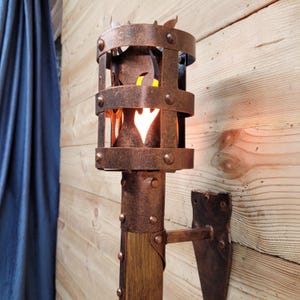 Medieval Wall Torch Sconce Light – Rustic Flame Lantern, Viking Style Wall Mount Lamp, Iron & Wood Torch Light for Castle, Cosplay Decor