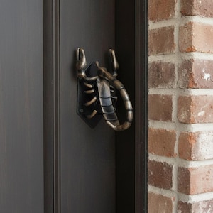 手作りのスコーピオンアイアンドアハンドル：ユニークな納屋のドアの引き手