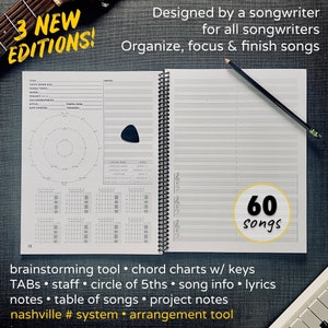 K&ouml;nnte beinhalten: Ein Spiralnotizbuch f&uuml;r Songwriter, ge&ouml;ffnet auf einer leeren Seite mit Notenlinien. Das Notizbuch enth&auml;lt ein Plektrum und einen Bleistift. Der Text auf dem Cover lautet "3 NEUE AUSGABEN!" und "60 Songs".