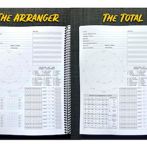 K&ouml;nnte beinhalten: Spiralgebundene Notizb&uuml;cher f&uuml;r Musikkompositionen mit den Titeln "The Arranger" und "The Total" in gelber Schrift. Die Seiten enthalten Kreisdiagramme, Akkordtabellen und Notizbereiche f&uuml;r Musiker.