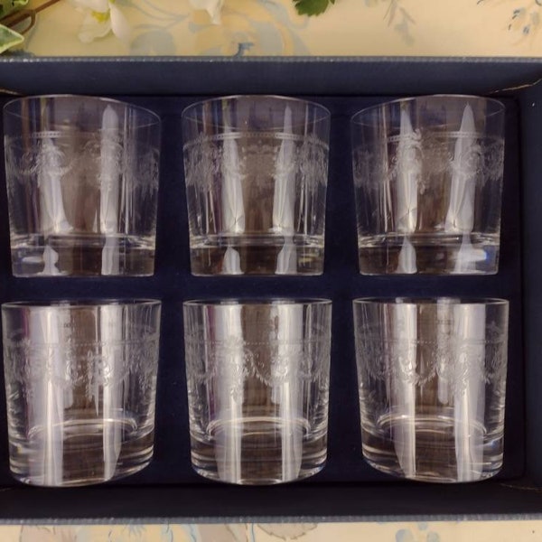 Verres à whisky en cristal gravé. En coffret