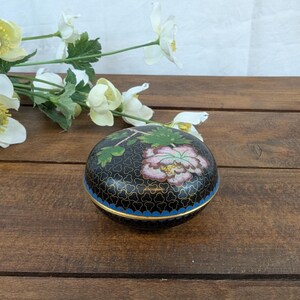 Cloisonné enamel powder compact