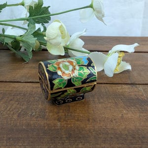 Cloisonné enamel pillbox