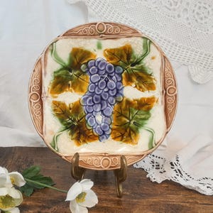 A slipware plate with Orchies grapes