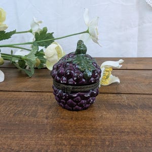 Grape-shaped porcelain pillbox