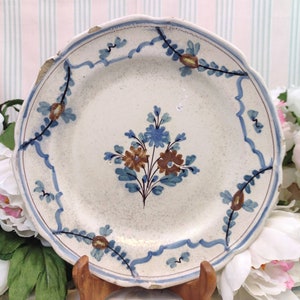 Lave-main d'angle en porcelaine blanche décor fleurs anciennes camaieux de  bleu