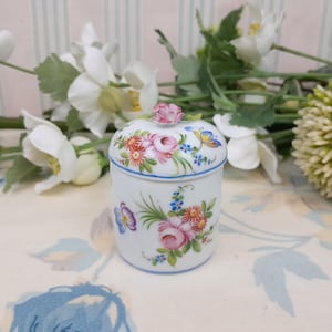 Porcelain pillbox