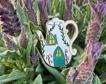 Broche de esmalte Teapot Cottage | Broche floral de primavera estilo cottagecore para amantes de chá