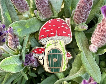 Broche de esmalte com tema de cabana de cogumelos | Broche com estilo campestre de outono
