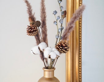 DIY bouquet with pampas, cotton, acorns and pines