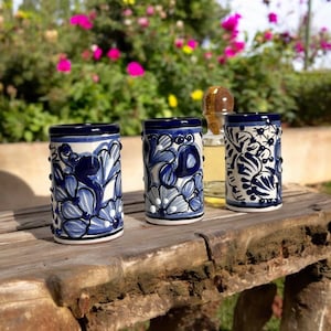 Vaso de Talavera con flores azules – Vaso de tequila de cerámica mexicana hecho a mano – Recuerdo de fiesta