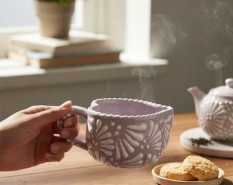 Taza de Talavera con Corazón Lila – Taza de Café de Cerámica Mexicana Pintada a Mano – Regalo de Lujo para Bodas y Eventos