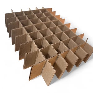 Puede incluir: Un divisor de cartón marrón con un patrón de cuadrícula, diseñado para separar artículos. La estructura está hecha de cartón corrugado, con múltiples compartimentos rectangulares. Los divisores están dispuestos en un patrón diagonal, creando una apariencia de panal.