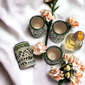 Copo de shot Talavera verde e marfim – Tequilero de cerâmica mexicana artesanal – Lembrancinha de casamento