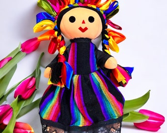 Lele-pop – handgemaakte Mexicaanse lappenpop met regenbooglinten, cultureel cadeau