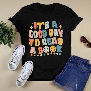 Es un buen día para leer camisa camisa libresca libro sudadera poeta camisa literatura camisa bibliotecaria retro estética ropa indie camiseta