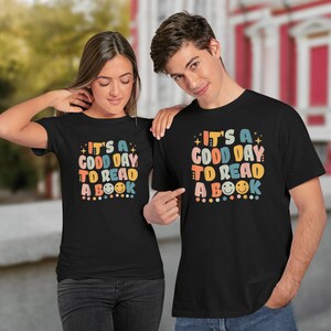 Es un buen día para leer camisa camisa libresca libro sudadera poeta camisa literatura camisa bibliotecaria retro estética ropa indie camiseta