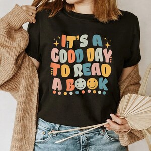 Es un buen día para leer camisa camisa libresca libro sudadera poeta camisa literatura camisa bibliotecaria retro estética ropa indie camiseta