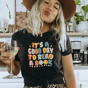 Es un buen día para leer camisa camisa libresca libro sudadera poeta camisa literatura camisa bibliotecaria retro estética ropa indie camiseta