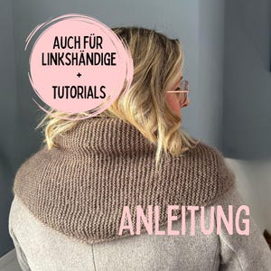 Op de afbeelding: Een vrouw draagt een bruine gebreide coltrui. De afbeelding bevat tekst in een roze cirkel met de tekst "AUCH FÜR LINKSHÄNDIGE + TUTORIALS" en het woord "ANLEITUNG" in roze.