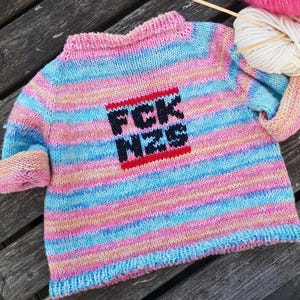 Babypulli *FCKNZS* handgestrickt Gr. 74 Regenbogen Statement-Pulli