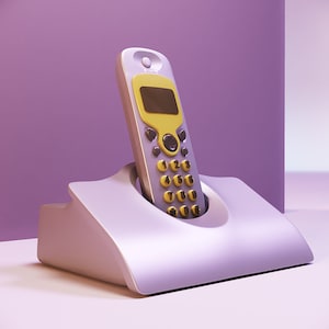 Puede incluir: Un teléfono inalámbrico con un diseño morado y amarillo. El teléfono tiene una pequeña pantalla y un teclado con botones amarillos. Descansa en una base morada a juego. El fondo es un degradado de morado.