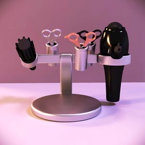 Puede incluir: Un organizador de herramientas de peinado de color plateado con una base redonda. Contiene un secador de pelo negro, un cepillo negro y dos pares de tijeras. Un par de tijeras es naranja y el otro negro.