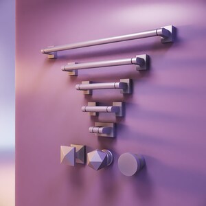 Puede incluir: Un conjunto de accesorios de baño plateados, que incluyen toalleros y pomos, montados en una pared morada. El conjunto incluye un toallero largo, varias barras más pequeñas y varios pomos con diseños geométricos. El hardware tiene una estética moderna y minimalista.
