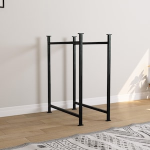 Puede incluir: Base de mesa de metal negro con un diseño de marco rectangular. La base tiene un estilo minimalista, con cuatro soportes verticales conectados por barras horizontales en la parte superior e inferior. La base está diseñada para soportar una mesa.