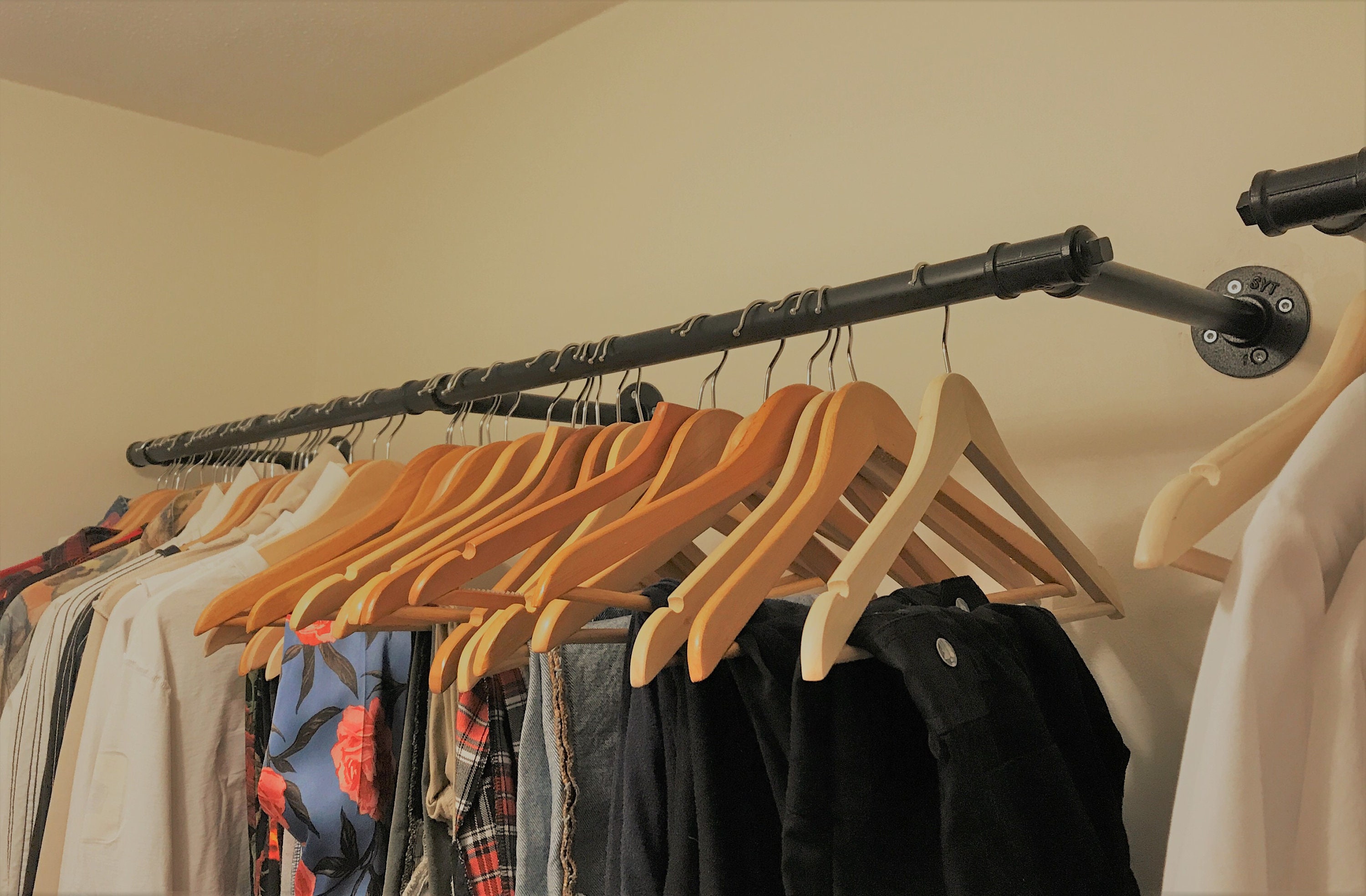Tubos industriales montados en la pared poste para colgar ropa estante de ropa de hierro rustico riel de exhibicion para almacenamiento de prendas para tienda armario dorado Etsy Mexico