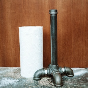 köksrullehållare, handgjord av industriella kopparrör och rördelar Specialtillverkad industriell rörtoalett/