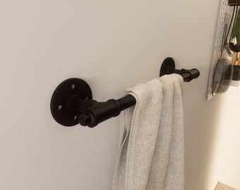 Porte-serviettes noir de style industriel avec porte-serviettes en métal conçu comme des raccords de tuyauterie pour une touche unique dans la salle de bain industrielle