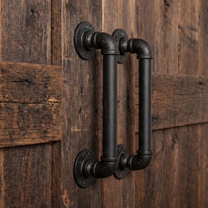 Peut inclure: Ensemble de trois tasses en céramique avec une finition mate et mouchetée. Les tasses sont de couleur crème, gris clair et gris foncé. Chaque tasse a un design simple et minimaliste.