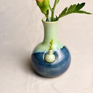 Vaso portafiori in ceramica fatto a mano con mini vaso incorporato – Ceramica tornita – Piccolo vaso per fiori – Decorazione per la casa unica nel suo genere