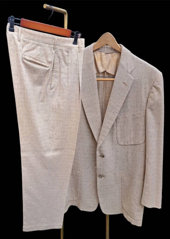 1950s beige suit with burgundy fleck & drop loop s