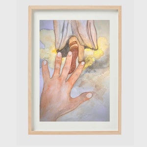 以下が含まれることがあります： 水彩画で描かれた、足と脚に向かって伸びる手の絵。背景には、ゆったりとした衣服が描かれている。色は柔らかく、青、茶色、黄色の色合いが用いられている。