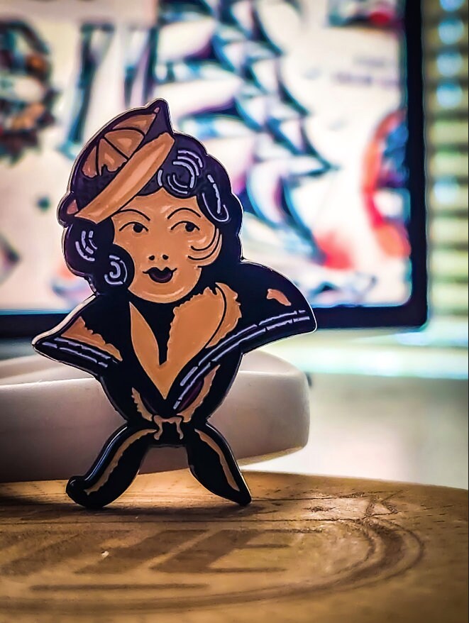 T-shirt « Vintage Pin Up Girl Pirate Tattoo Sailor », par