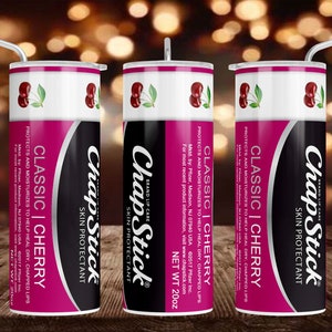 Pu&ograve; includere: Tre tubetti di balsamo per labbra ChapStick rosa e nero con un design a ciliegie. I tubetti sono etichettati "ChapStick Skin Protectant Classic | Cherry" e "Net Wt 20oz".