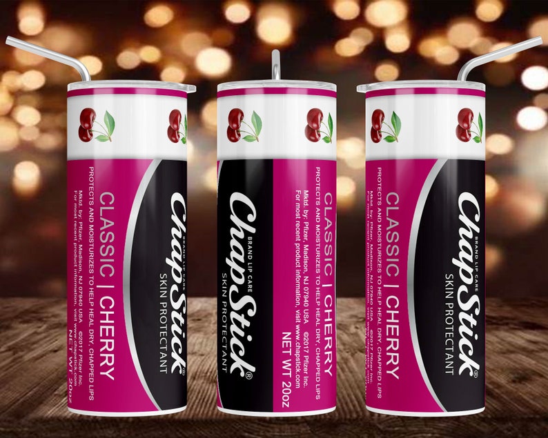 Pu&ograve; includere: Tre tubetti di balsamo per labbra ChapStick rosa e nero con un design a ciliegie. I tubetti sono etichettati "ChapStick Skin Protectant Classic | Cherry" e "Net Wt 20oz".