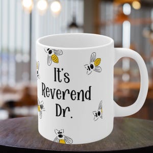 No me llames cariño, soy el reverendo Dr. Taza de cerámica de 11 oz. Regalo para pastor, regalo para ministro, regalo para clérigo, regalo para seminarista, regalo de ordenación